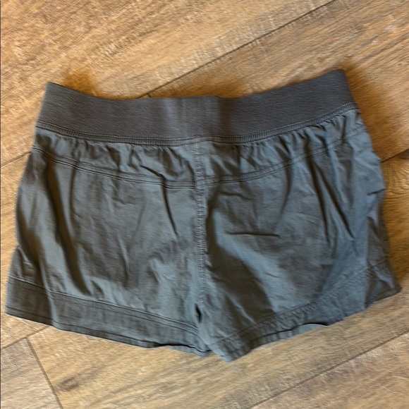 Gray Cargo Shorts with Lightweight Fabric and Relaxed Fit - Picture 3 of 3
